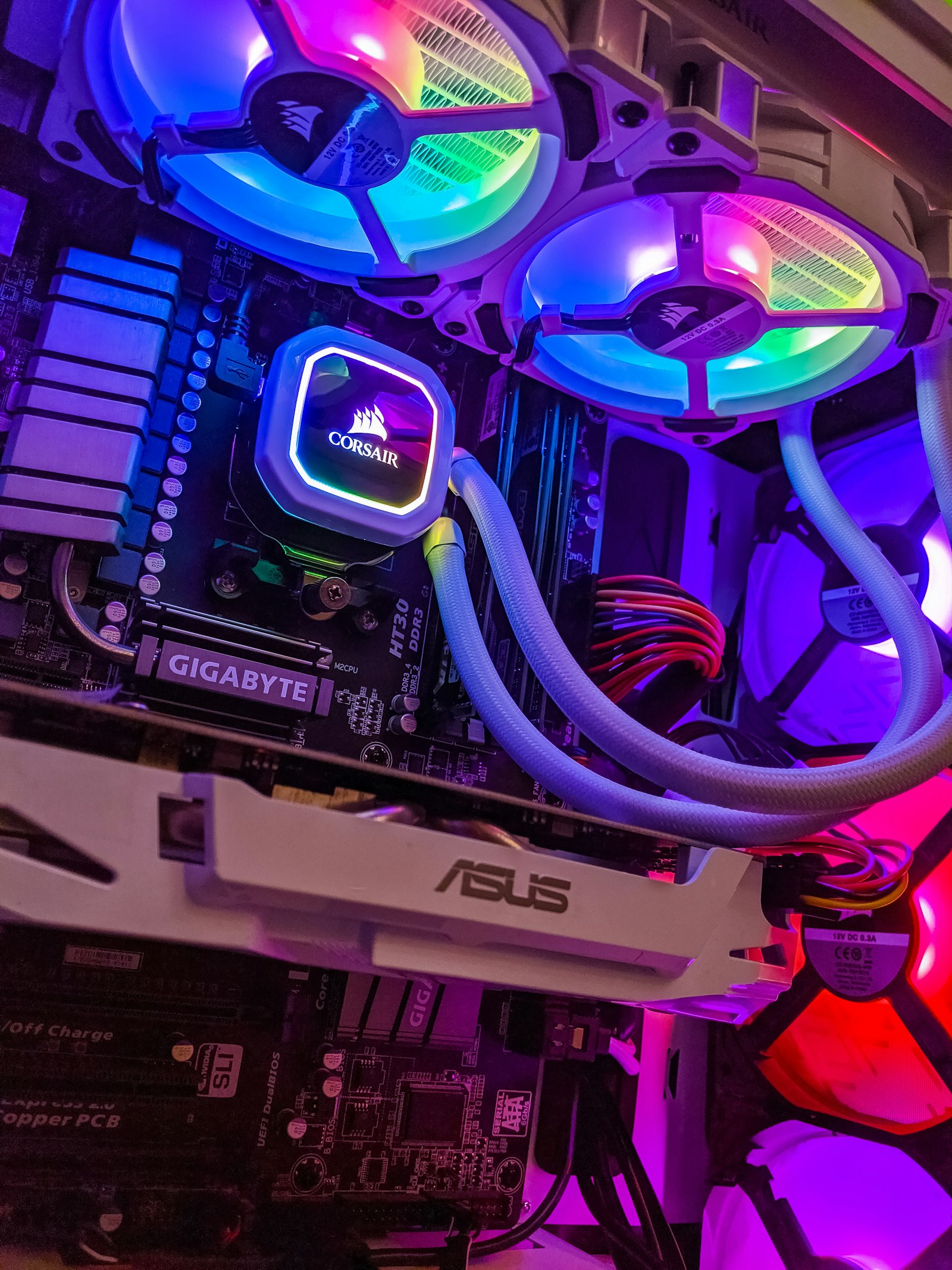 Flagship PCIe 5.0 and Gen 4 NVMe Solid State Drives Showdown