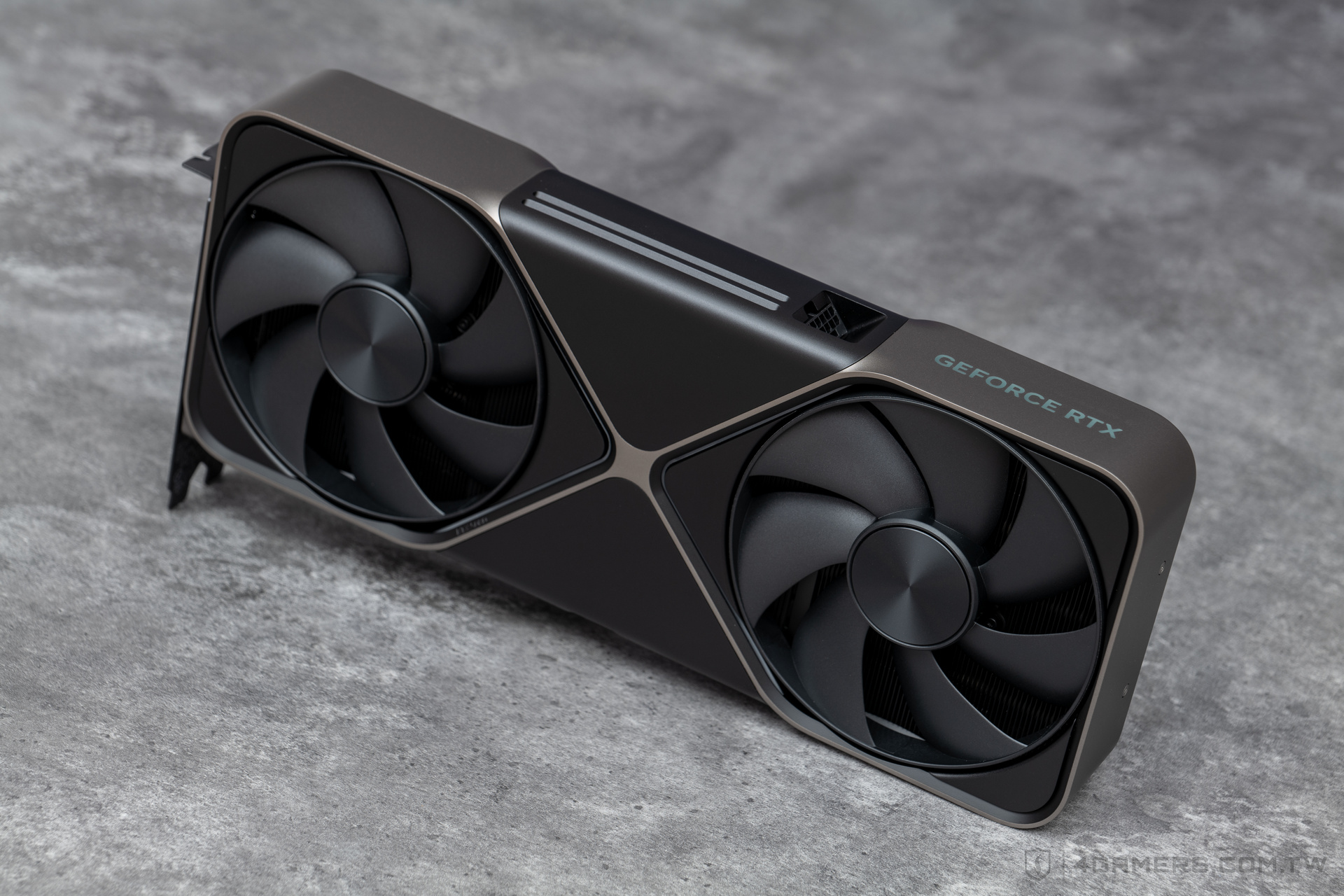 NVIDIA GeForce RTX 5080 Dual-Slot Axial Flow Thermal Hardware Structure